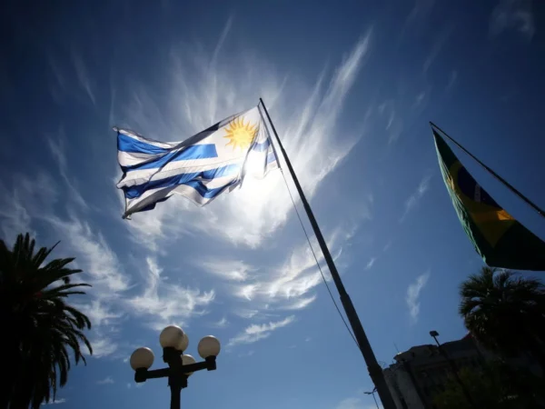 Bandera de Uruguay ondeando