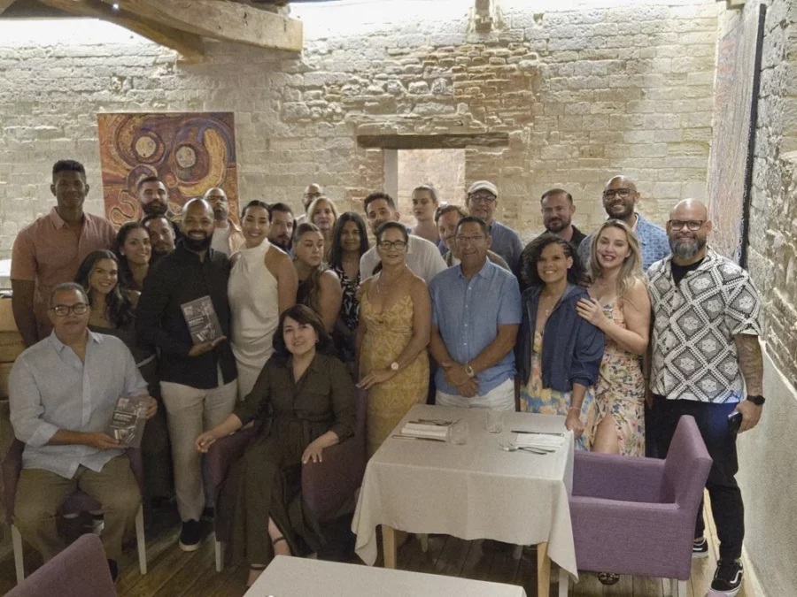 Máximo Jiménez junto a personas que fueron a la puesta en circulación de su libro
