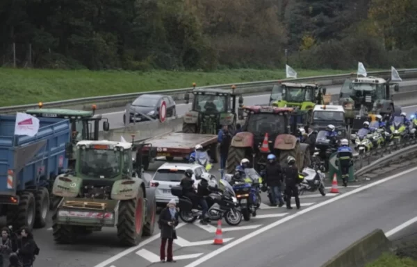 Las protestas en las calles atentan contra la estabilidad política de Emmanuel Macron.