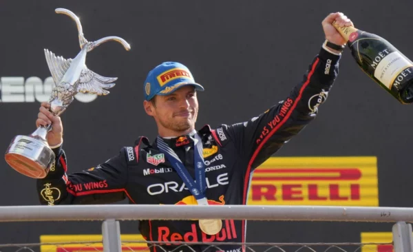 El piloto de Red Bull, Max Verstappen, celebra en grande la victoria en el GP de Monza, Italia.