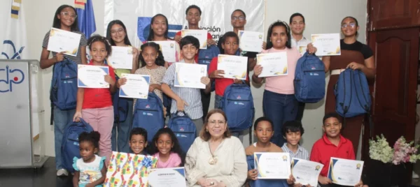Mirnal Pimentel junto a los estudiantes meritorios.