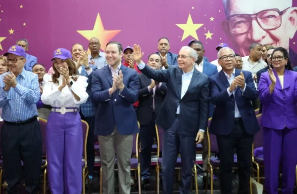 El PLD se reunió ayer en asamblea en su casa nacional.   Alexis Monegro