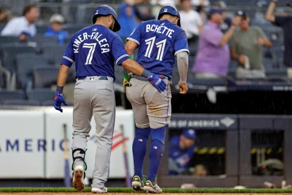 Bo Bichette se lesionó la rodilla izquierda elsábado. ap