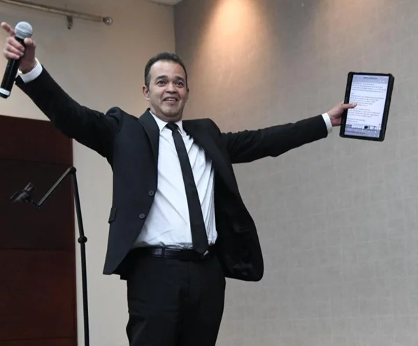 Alex Bueno durante el lanzamiento de su álbum El más completo, nominado a los Latin Grammy 2025
