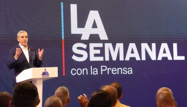 El presidente Luis Abinader junto a Eduardo Sanz Lovatón ofrecieron los detalles .  José Francisco
