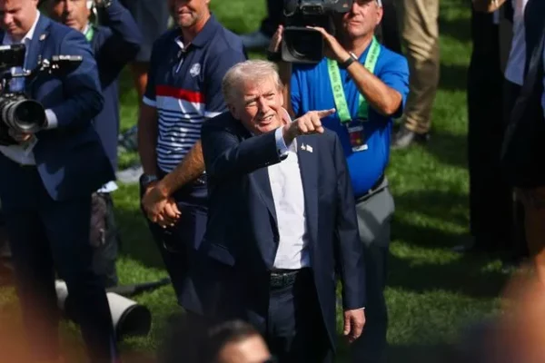 Donald Trump señalando