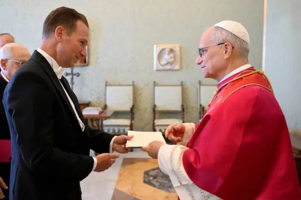 El Papa recibe las credenciales del nuevo embajador.jpegt