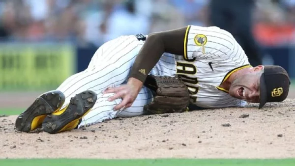 Jason Adam, de Padres, se desplomó al intentar girar en una rola lenta conectada por Gunnar Henderson, de Orioles.