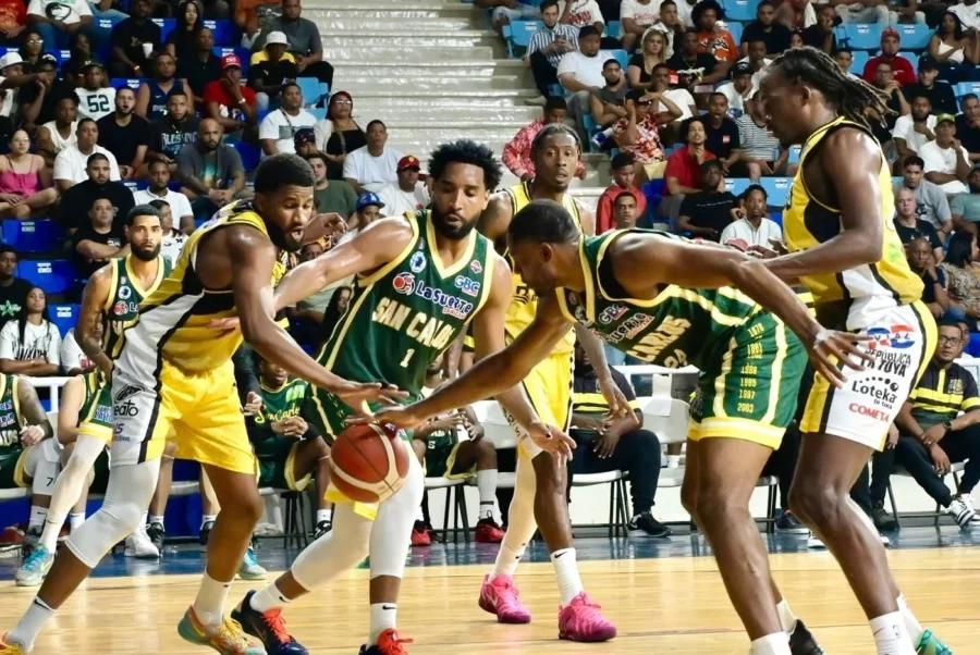 LJ Figueroa, del Rafael Barias, y Juan Guerrero, de San Carlos, se disputan un balón junto a Tyran De La Ttibeaudiere y Austin Trice.