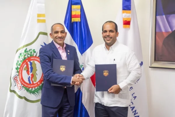 Leandro José Villanueva, director de DIGEMAPS y el presidente de la DNCD, Vicealmirante José M. Cabrera Ulloa. (1)