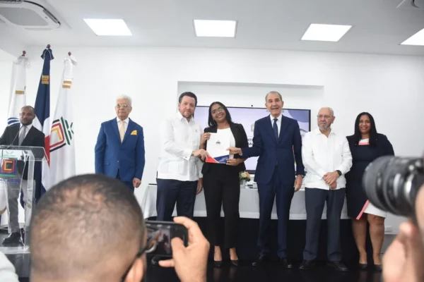 MESCyT entrega más de 200 becas a jóvenes pjm