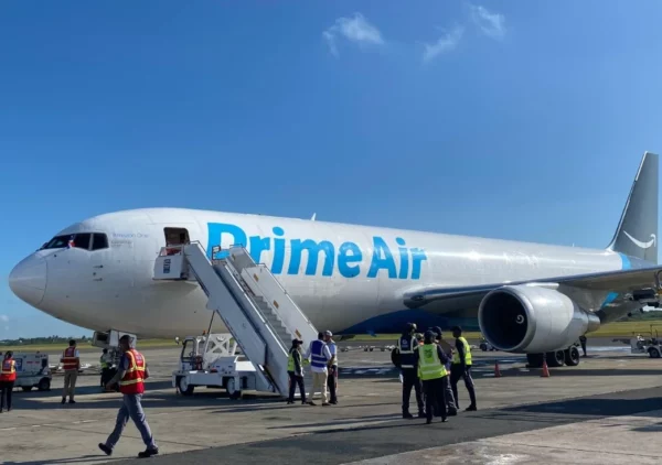 El avión de Amazon matricula 997 a su llegada al país dominicano.