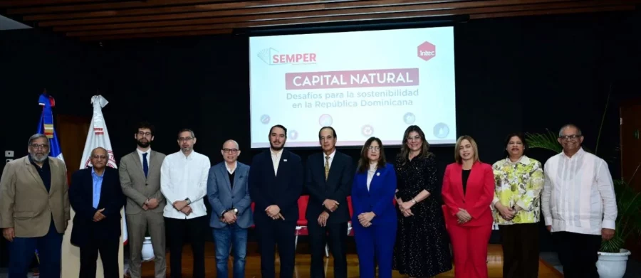 Representantes de INTEC durante la conferencia.