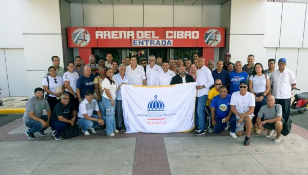 Diógenes De la Cruz, Daniel Ramírez, ambos de la DCNB y Heyda Joaquín, de formación y Capacitación de Miderec figuran junto al amplio grupo de entrenadores, quienes recibieron la charla motivacional.