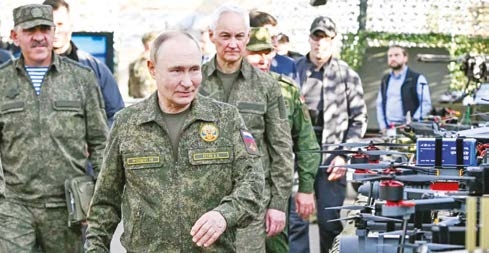 El presidente Vladimir Putin, luego de suspendida la cumbre con Trump, supervisa ejercicios militares en el país.