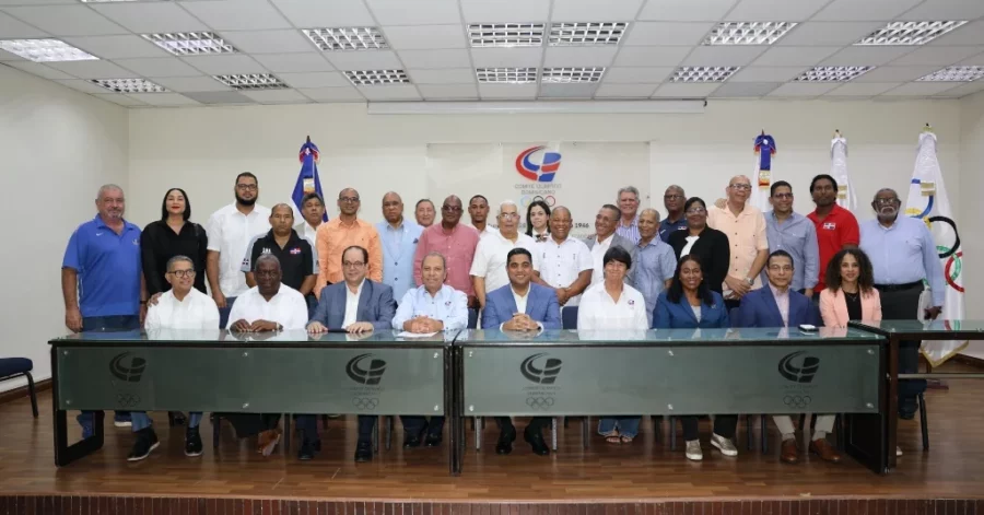 El ministro de Deportes, Kelvin Cruz y Garibaldy Bautista, del COD,  junto a ejecutivos y presidente de federaciones.