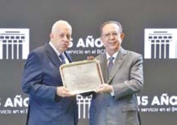 Valdez Albizu reconoció a 14 funcionarios  por sus 30 años, junto a 38 bancentralianos  que cumplieron 25 y 113 que arribaron a 20.