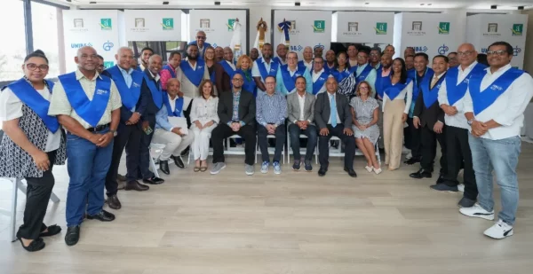 Héctor Valdez Albizu, al centro, junto al grupo que realizó el diplomado.