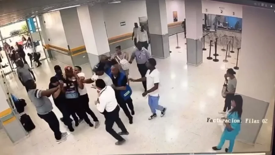 Imagen muestran cuando un hombre que intentó robar a pacientes del Hospital Marcelino Vélez, fue detenido.