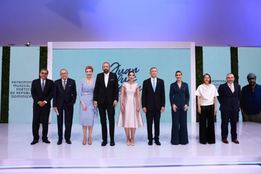 Jochy Herrera, los  panelistas Pedro  Delgado Malagón  y Soledad Álvarez,  ensayista y poeta,  destacaron el legado de  Juan Luis.  sentido del humor inque brantable”, agregó el mi nistro Álvarez durante el  acto dedicado a