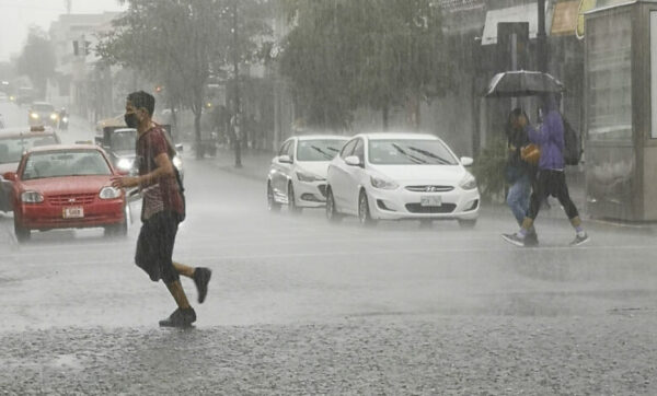 COE emite alerta verde para seis provincias y reporta los daños asociados a un tornado ocurrido en Mao.
