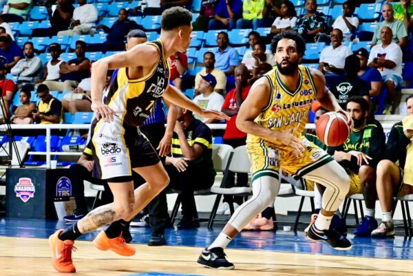 San Carlos-Juan Guerrero, del club San Carlos, hace un movimiento hacia atrás para evitar al defensa del Rafael Barias, Kelvin Furcal.