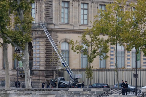 La escalera extensible utilizada para acceder a una de las plantas superiores del museo del Louvre. EFE/EPA/Mohammed Badra