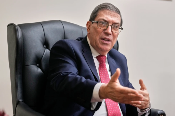 El ministro de Relaciones Exteriores de Cuba, Bruno Rodríguez Parrilla, concede una entrevista a The Associated Press el 30 de septiembre de 2025, en la Misión Permanente de Cuba en las Naciones Unidas, Nueva York. (AP Foto/Richard Drew, archivo)