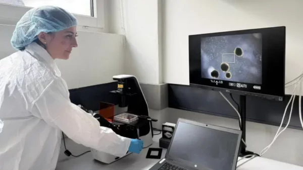 Científicos de Vevey, Suiza, están creando biocomputadoras derivadas de células de piel humana.