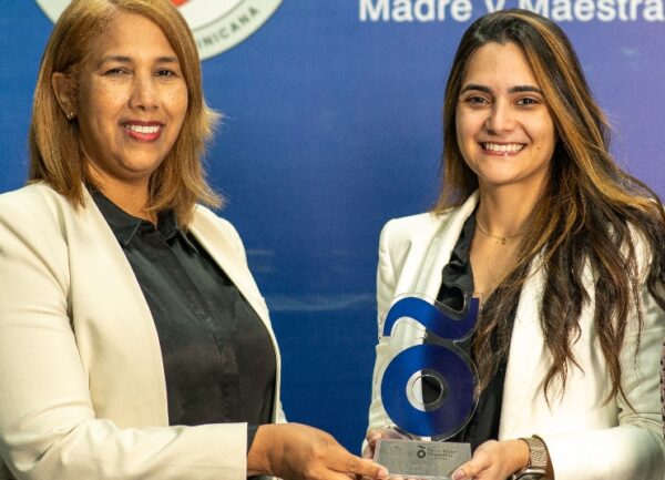 Ana Bélgica Güichardo y  María Montás.