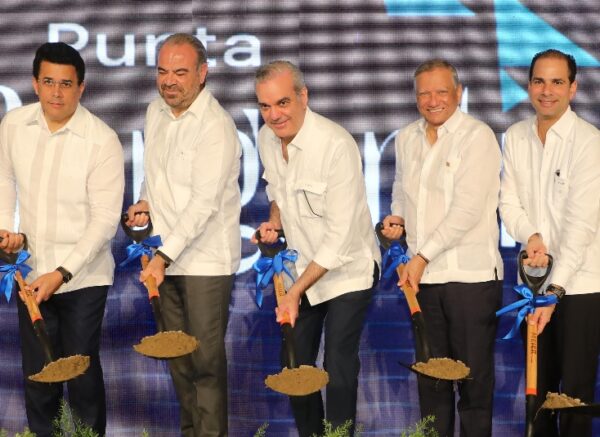 Luis Abinader junto a ministros y ejecutivos en el primer palazo.