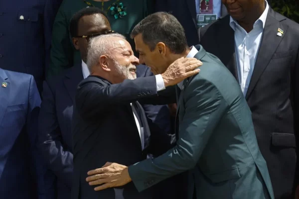 El presidente de Brasil, Luiz Inácio Lula da Silva, saluda al presidente del Gobierno de España, Pedro Sánchez.