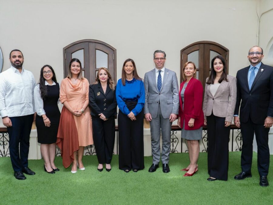 Representantes de la ADRU y del sector empresarial durante el encuentro.
