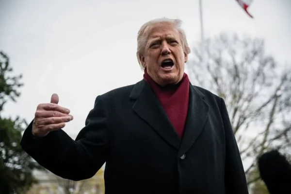 El presidente de Estados Unidos, Donald Trump, habla con los medios de comunicación en Washington, DC, EE.UU.