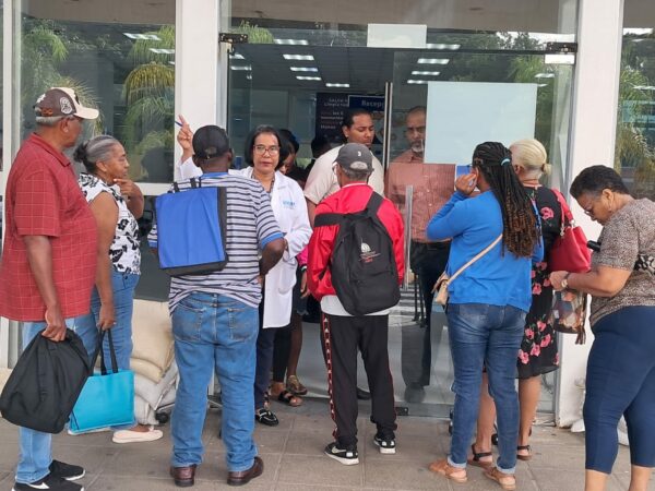 Pacientes se acercan a la puerta del Incart para saber si podrán recibir asistencia médica. Guillermo Burgos.