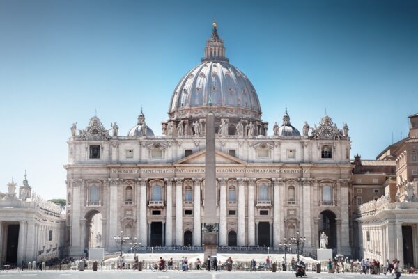 El Vaticano rectifica la monogamia.