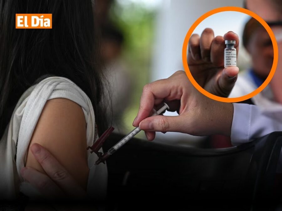 Una profesional de la salud aplica una dosis de la vacuna contra el dengue, en Brasilia