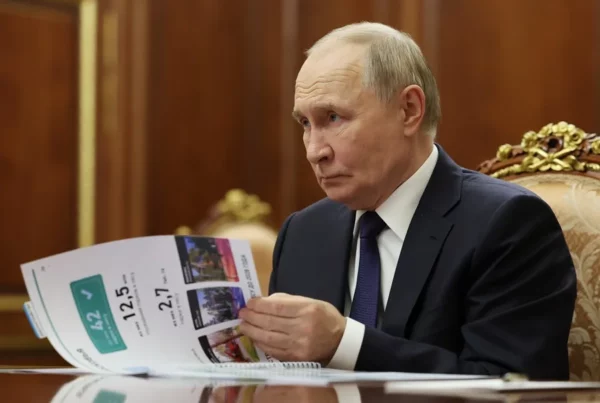 El presidente ruso, Vladimir Putin, durante el encuentro que mantuvo con el gobernador de la región de Moscú, Andrei Vorobyov.