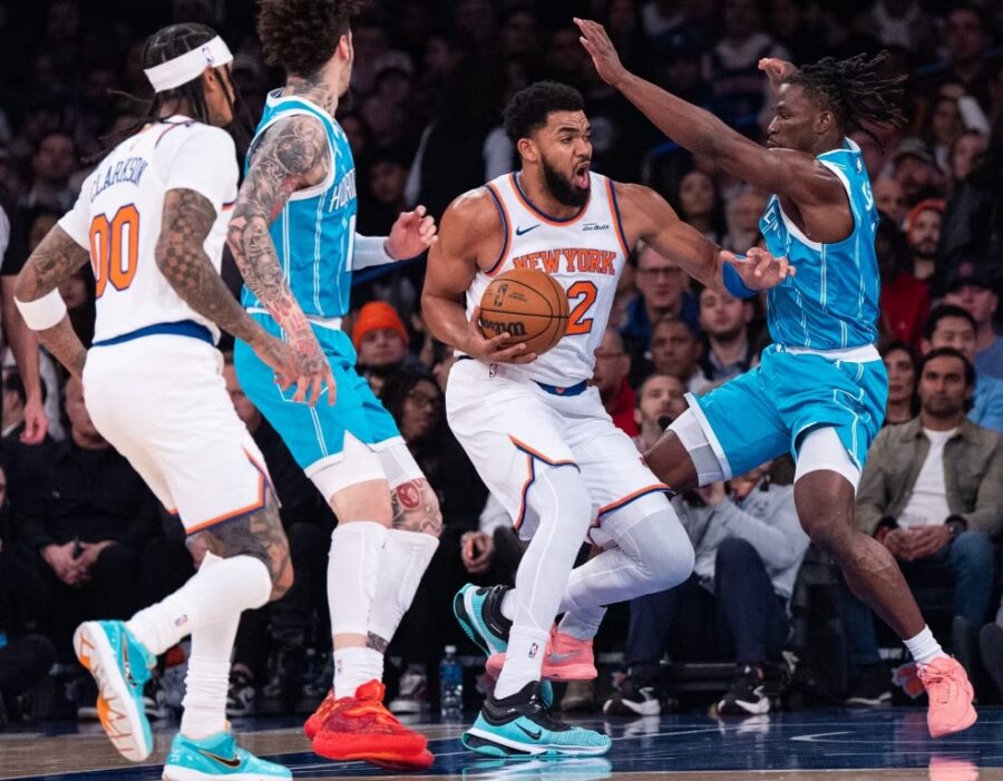 El pívot dominicano  Karl Anthony Towns hace que los expertos desempolven libro historia de los Knicks .   fuente externa