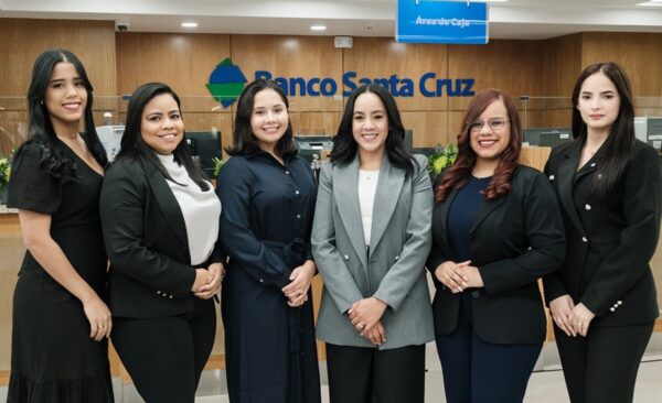 Ejecutivas de la entidad bancaria durante la apertura.