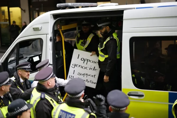 Intervención policial durante una manifestación en apoyo al grupo Acción Palestina, el pasado noviembre en Londres.