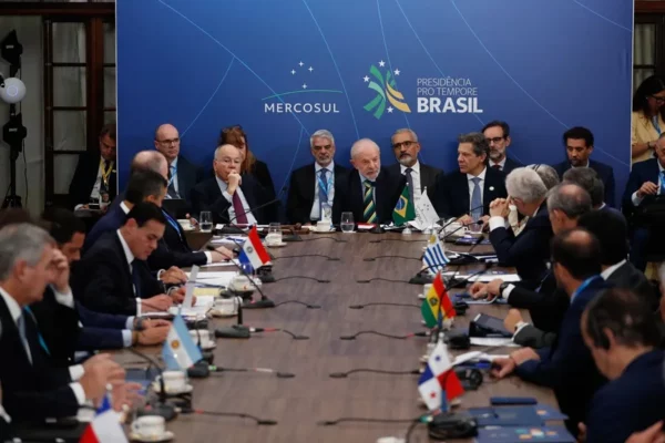 El presidente de Brasil, Luiz Inácio Lula da Silva (c), habla durante la Sesión Plenaria de la Cúpula de Jefes de Estado de los Estados Partes de Mercosur y de los Estados Asociados en Foz de Iguazú (Brasil).