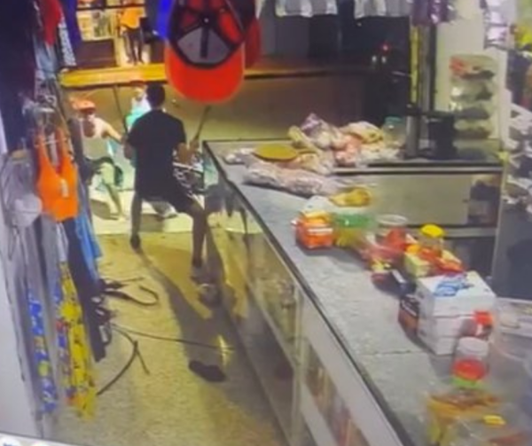 Banda ataca a comerciantes por negarse a fiar bebidas alcohólicas en el 24 de Abril