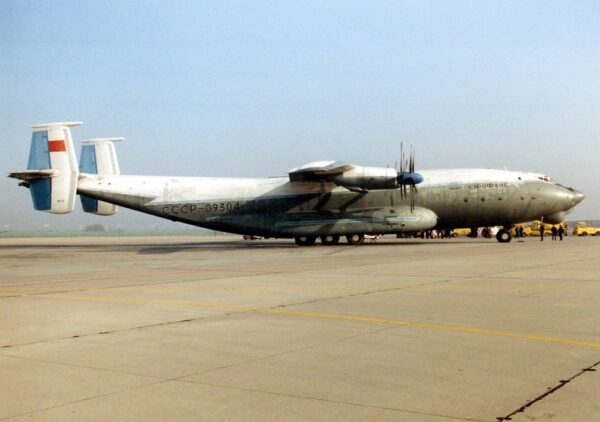 Avión Antanov An-22