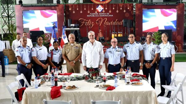 El presidente Luis Abinader junto a soldados de la Fuerza Aérea