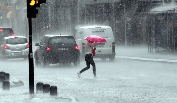 ¡No dejes tu paraguas! Vaguada provocará lluvias y tormentas en varias provincias