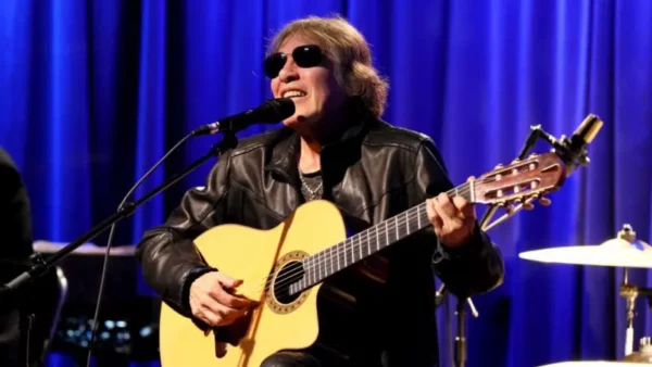José Feliciano nació en Lares, Puerto Rico, y a los 5 años se mudó a Nueva York, en donde cultivó su carrera artística.