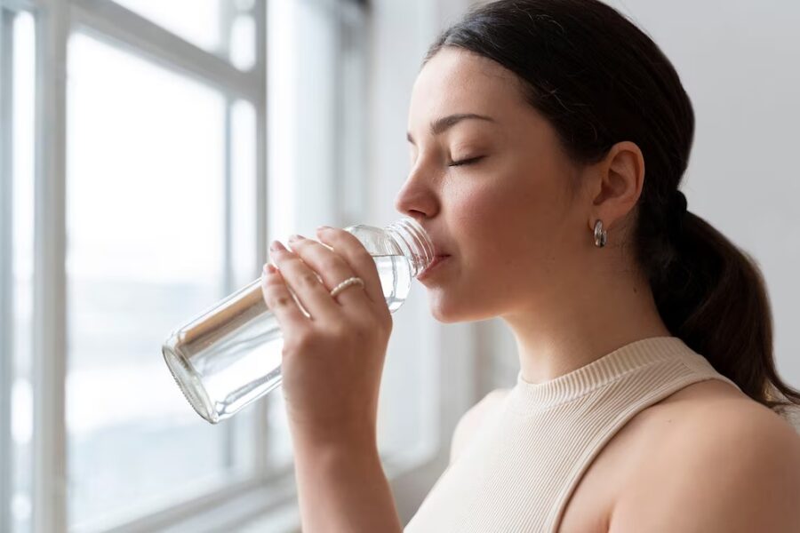 Beber suficiente agua cada día favorece la eliminación de toxinas y reduce la hinchazón tras los excesos