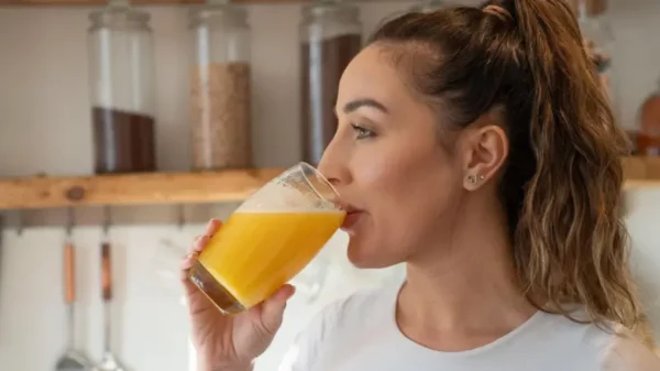 beber jugo de naranja