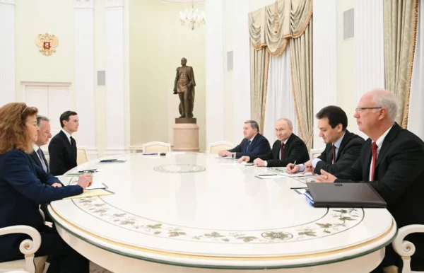 El presidente ruso, Vladimir Putin (3-D), se reúne con el enviado presidencial estadounidense, Steve Witkoff (2-I), y el yerno de Trump, Jared Kushner (3-I), en el Kremlin en Moscú, Rusia.